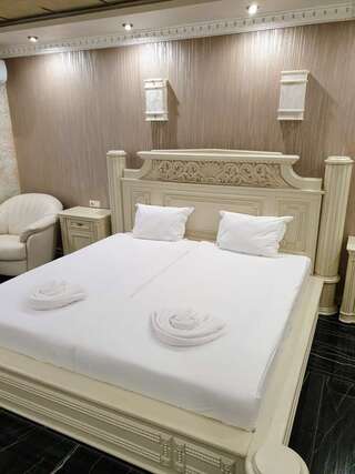 Отель Хотел ЦЕНТРАЛ Стара-Загора Улучшенный номер с кроватью размера «king-size»-1